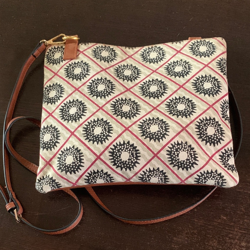 Hawaiis Elegant Patterned Crossbody Bag in Black and Cream